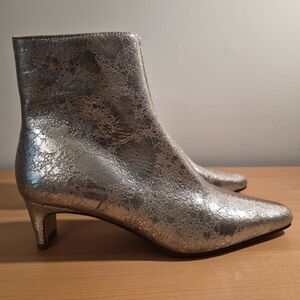 Steve Madden Delvie gold boots